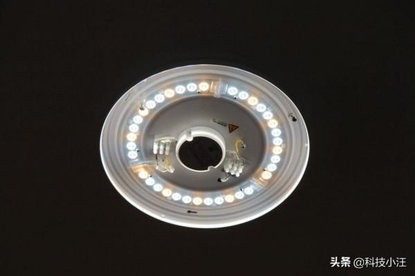 支援米家APP遙控，還能模擬日出日落，體驗Yeelight朧月吸頂燈