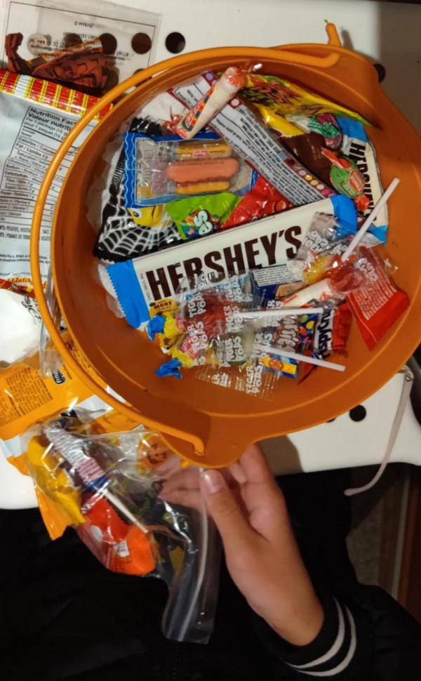 來加拿大第一個萬聖節，孩子期待了半個月，收穫滿滿