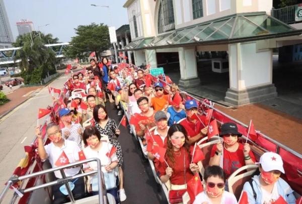國慶第一天,香港大街小巷披上了“中國紅” 國慶第一天,香港大街小巷披上了“中國紅”