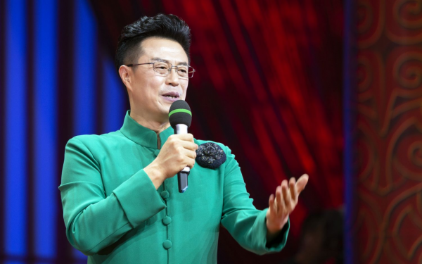 央視主持人白燕升：對殘疾妻子不離不棄，50歲才生二胎