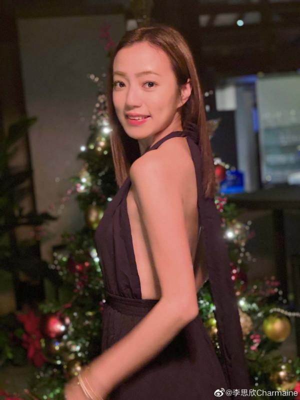 恭喜!TVB離巢夫婦合體慶祝結婚十週年,小十歲妻子露背禮服出鏡 恭喜!TVB離巢夫婦合體慶祝結婚十週年,小十歲妻子露背禮服出鏡