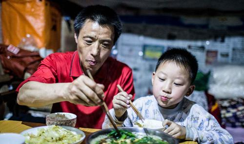 11年前,那個帶娃扛貨扛出一套房的重慶棒棒冉光輝,如今怎樣了? 11年前,那個帶娃扛貨扛出一套房的重慶棒棒冉光輝,如今怎樣了?