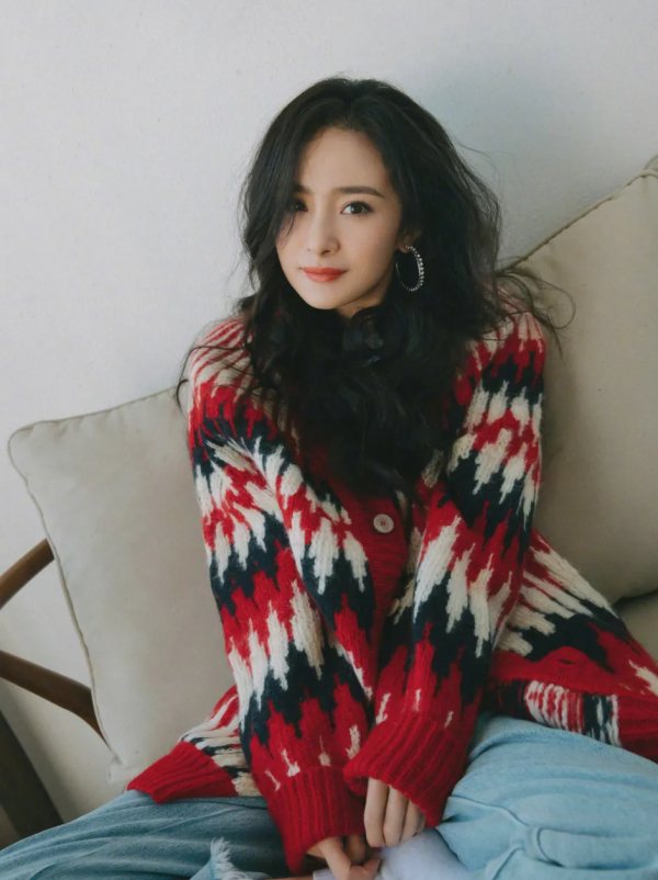 楊冪又帶火了“回力鞋+裙子”！巨美巨顯腿細，絕了