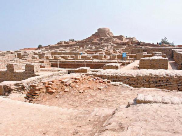 下巴上揚、微閉雙眼、嘴角上翹……它的背後是一段被忽略的古印度文明