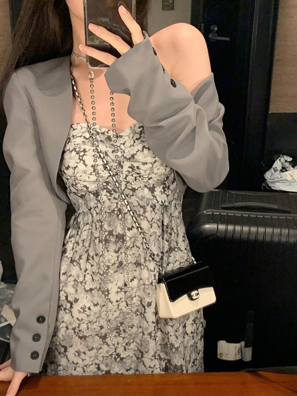 短款西裝外套+碎花連衣裙的搭配
