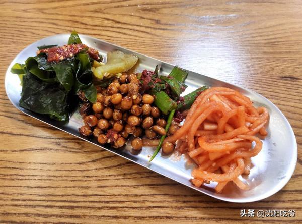 不是西塔味兒的醬湯，泡飯配免費自助小菜，最後喝得一滴不剩