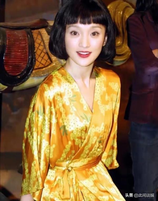 五位女藝人撐傘照，劉亦菲有書香氣，倪妮風情萬種