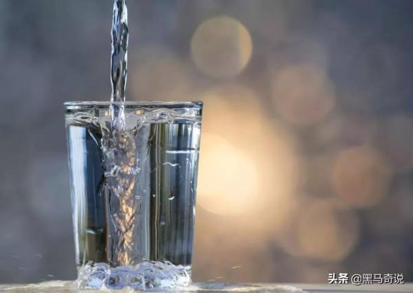 晨起第一杯水，喝水等於喝細菌？有害健康？真的是這樣嗎？