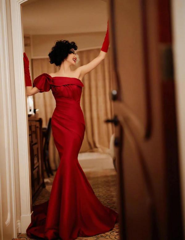 天啊！這是毛曉彤？紅裙優雅復古，妝容跟本人差別好大