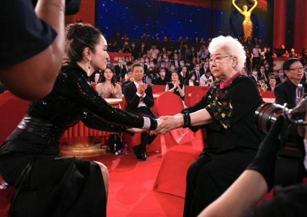 看到鶴髮童顏的田華和謝芳，方知接受自然衰老才是對女星之大考驗