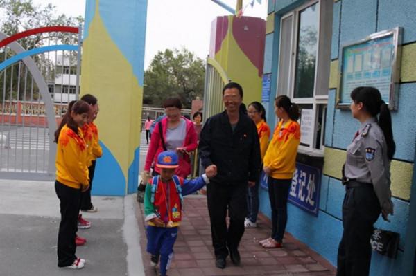 幼兒園內狹路相逢，弟弟抱著哥哥痛哭，分離焦慮竟也如此撕心裂肺