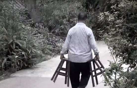 65歲老人給自己辦活人葬禮，挖好墓穴等著下葬，全村人為他送終