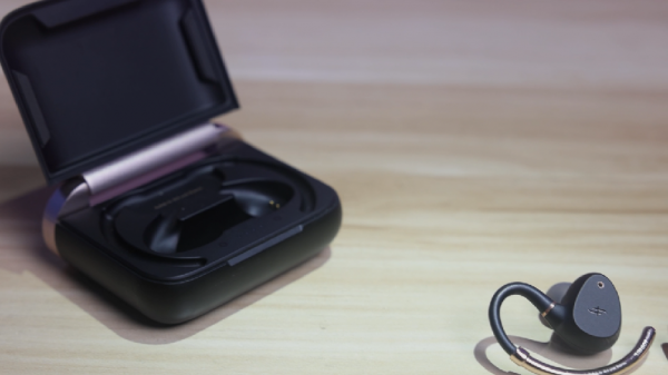 25歲的老宅男桌面什麼樣，這套配置打遊戲穩不穩？