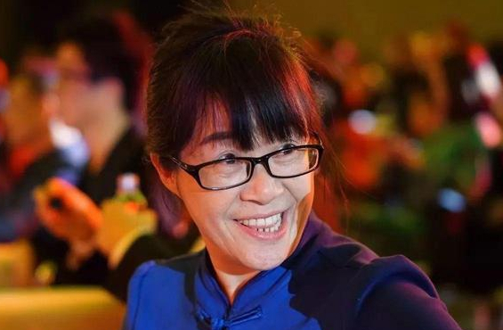 《在秋天》:餘秀華,看不見秋天的模樣,只聽見落葉的顫慄 《在秋天》:餘秀華,看不見秋天的模樣,只聽見落葉的顫慄