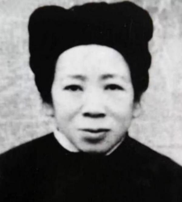 農婦為救300戰士冰河產子，司令苦尋恩人44年，她卻不敢相認