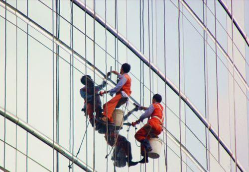 驚心動魄!泰國女子因不滿高空作業油漆工,竟公然割斷其安全繩 驚心動魄!泰國女子因不滿高空作業油漆工,竟公然割斷其安全繩
