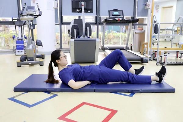 簡單幾招緩解腰痛,躺著也能做→ 簡單幾招緩解腰痛,躺著也能做→