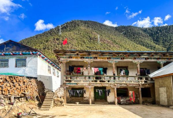 西藏與雲南交界處的懸崖村，進出道路難行，風光卻美如世外桃源