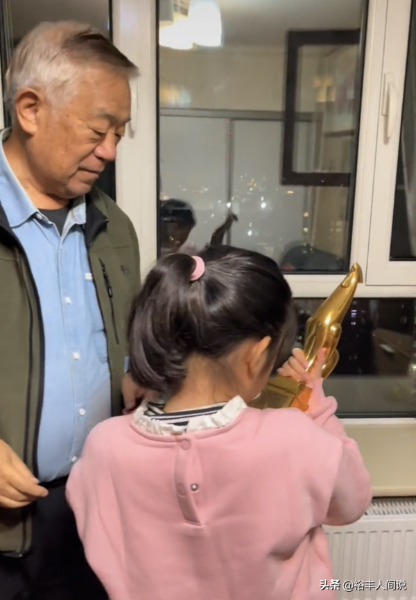 老戲骨高明花式秀演技,與孫女分享榮譽,五大男主獎盃擺在一起 老戲骨高明花式秀演技,與孫女分享榮譽,五大男主獎盃擺在一起