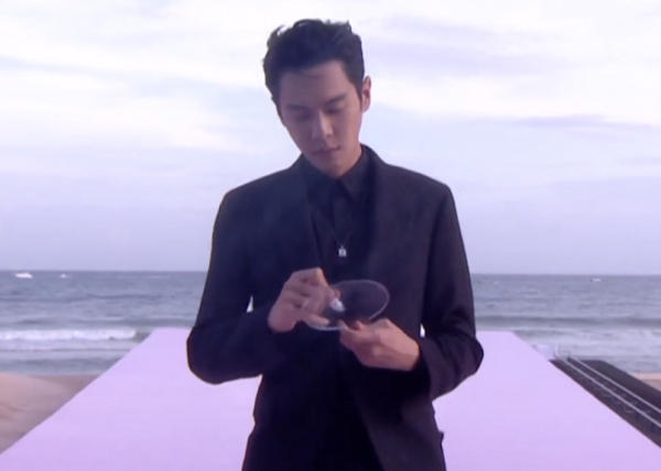 GQ沙灘紅毯來了!熱巴雀斑妝迷人,baby仙裙迎戰,關曉彤造型失策 GQ沙灘紅毯來了!熱巴雀斑妝迷人,baby仙裙迎戰,關曉彤造型失策