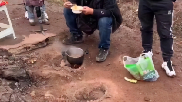 重慶村莊地上冒火60年不滅,村民用來燒水做飯,原來國外也有 重慶村莊地上冒火60年不滅,村民用來燒水做飯,原來國外也有