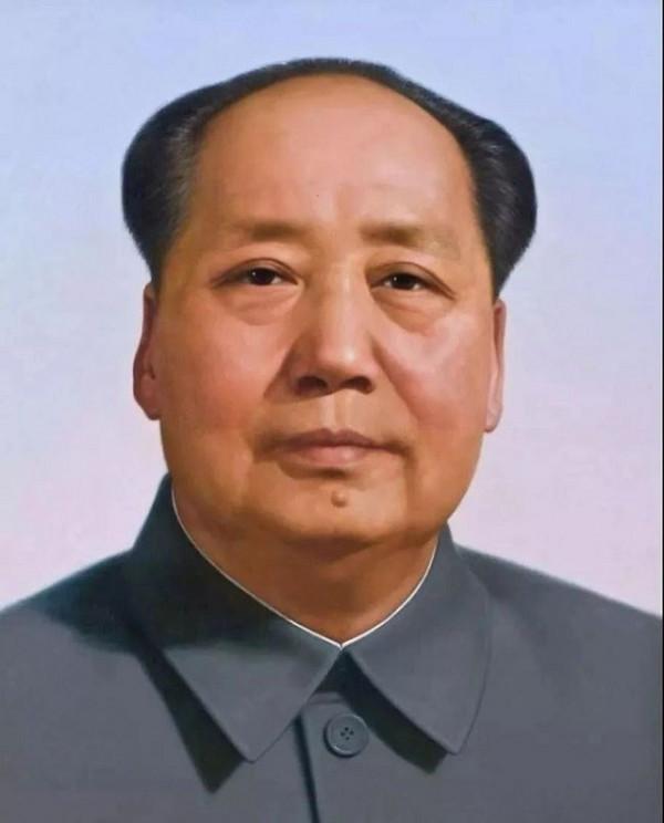 天安門毛主席手繪畫像：高6米寬4.6米，重1.5噸，如今已經是第8版