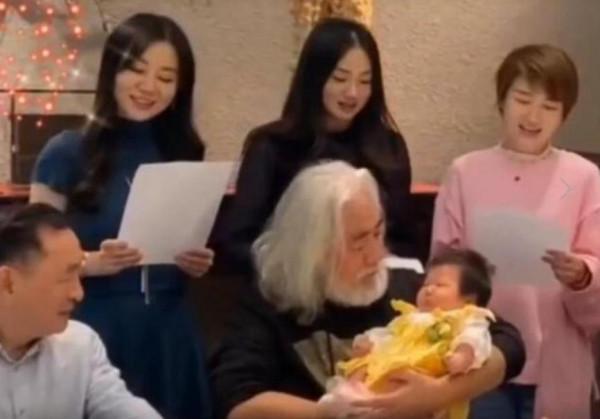 “老來得子”的5位男星,他81歲得女還想生,王剛兒子和外孫同歲 “老來得子”的5位男星,他81歲得女還想生,王剛兒子和外孫同歲