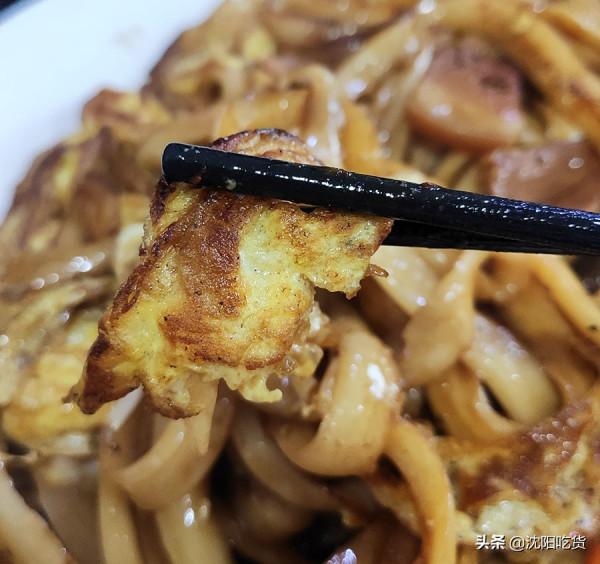 山西刀削麵裡的炒飯最出名，辣炒雞架量大還能解解膩