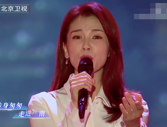 跨年女星哪家強？周慧敏凍齡狀態好，金晨穿漢服，楊紫創收視高峰