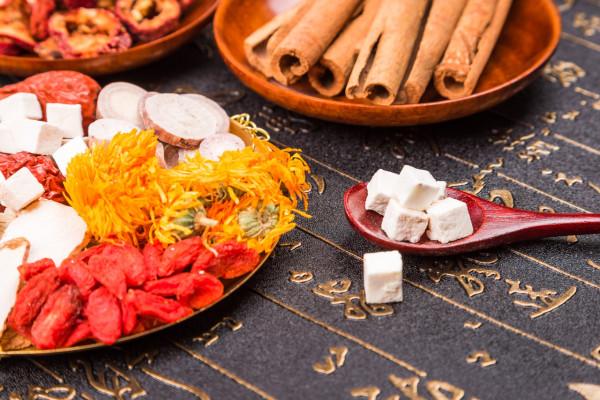 藥酒變“毒酒”，一杯藥酒致15人腎衰竭，這3類中藥別用來泡酒