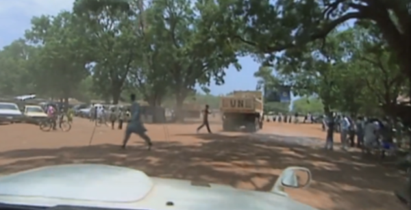 中國人幫非洲修路，頂著60度高溫趕工，當地人卻在樹下乘涼