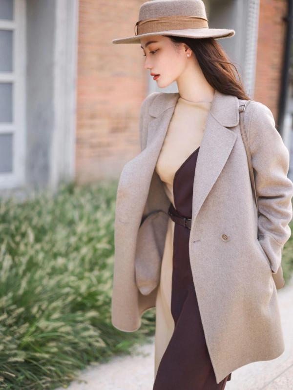 小個子女生秋冬怎麼穿？毛呢外套+直筒牛仔褲，穿出職場範