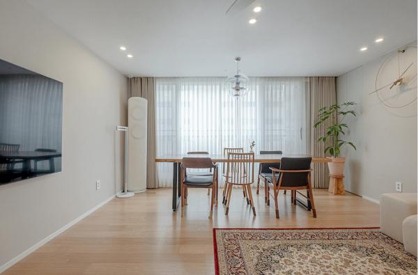 三口之家的106㎡學區房，屋主每天收拾乾淨，看著舒適住著也很爽