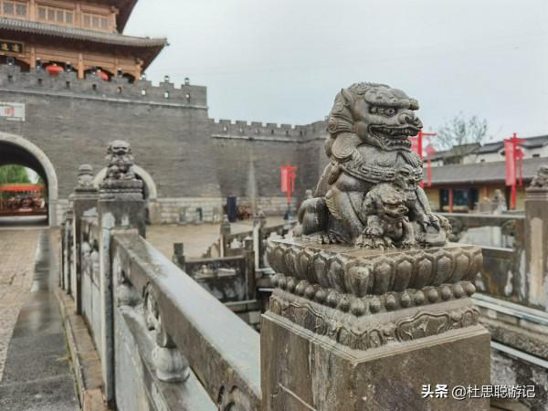 漢EV自駕山東，帶著家人來逛沂州古城，孩子一人就能吃兩串魷魚