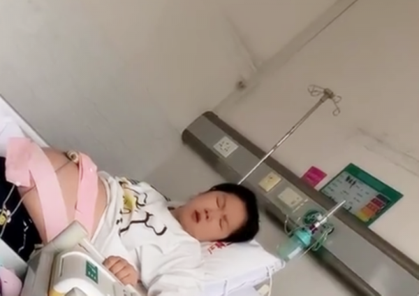 產婦上一秒宮縮疼得表情扭曲，下一秒卻畫風突變：疼也不忘記吃