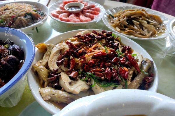 雲南朋友結婚，隨禮200塊錢，看到宴席上的菜品後，我想打包了