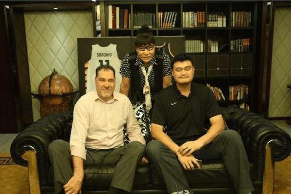 “中國長城”鄭海霞：43歲嫁粉絲，54歲沒孩子，姚明找她借鞋穿