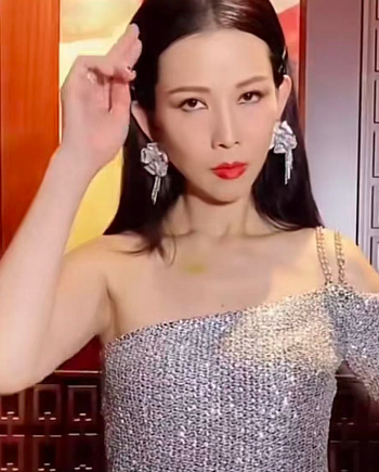 一秒變臉被她們帥到!孫怡、白鹿、袁冰妍,女明星的衝浪都好優秀 一秒變臉被她們帥到!孫怡、白鹿、袁冰妍,女明星的衝浪都好優秀