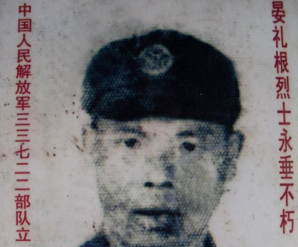 2007年，一江西老農到廣西烈士陵園掃墓，卻在此發現自己的墓碑