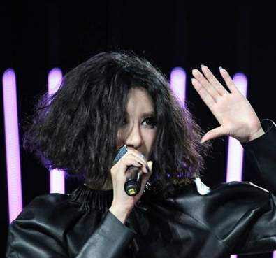 鳥窩、縫紉機、鋼絲球，女明星奇奇怪怪的髮型，笑得捂不住嘴