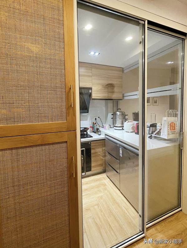 她家94平原木風新房,第一次見沙發不靠牆,個性又實用,值得參考 她家94平原木風新房,第一次見沙發不靠牆,個性又實用,值得參考