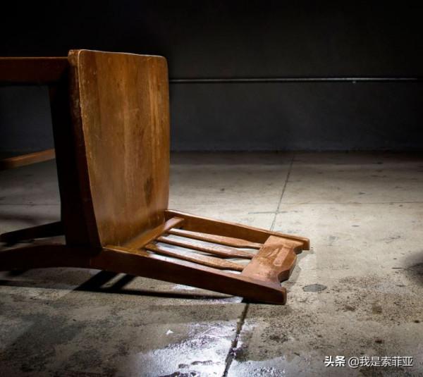 三人在孤島守塔時失蹤，桌上留下三篇燈塔日誌，他們經歷了什麼？