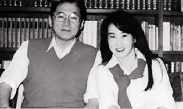 92年李敖與王小屯結婚，拜見年齡比自己還小的岳父母：深深鞠一躬