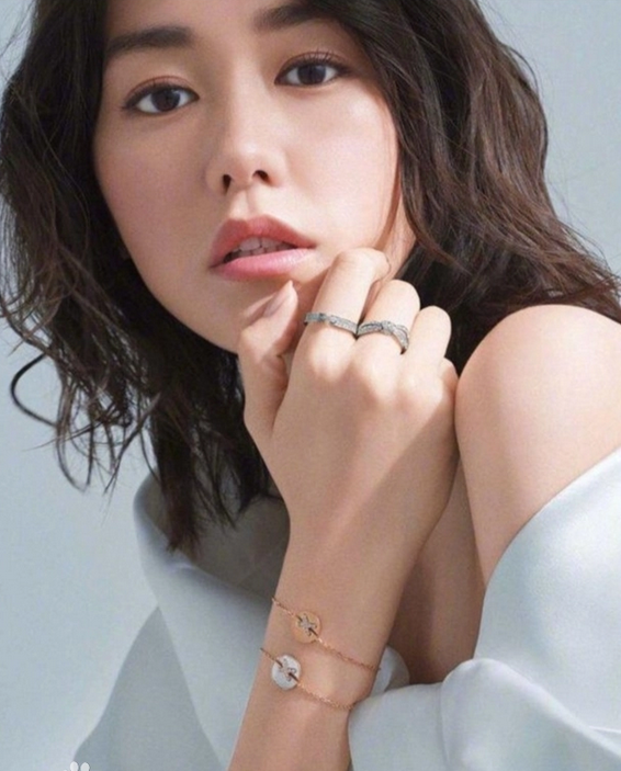 日本女星桐谷美玲雜誌美圖超冷豔！雪膚玉貌造型太驚豔