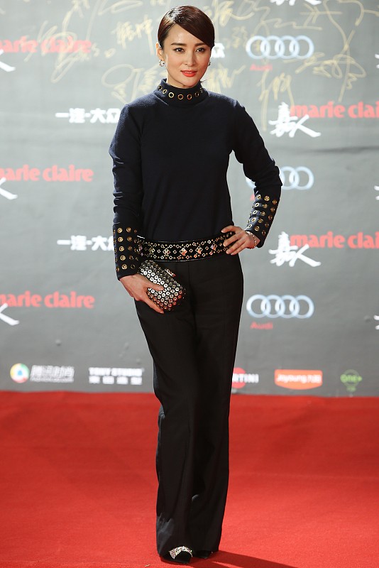 蔣勤勤真不適合化濃妝,配黑色套裙太酷了,顯得太成熟了 蔣勤勤真不適合化濃妝,配黑色套裙太酷了,顯得太成熟了