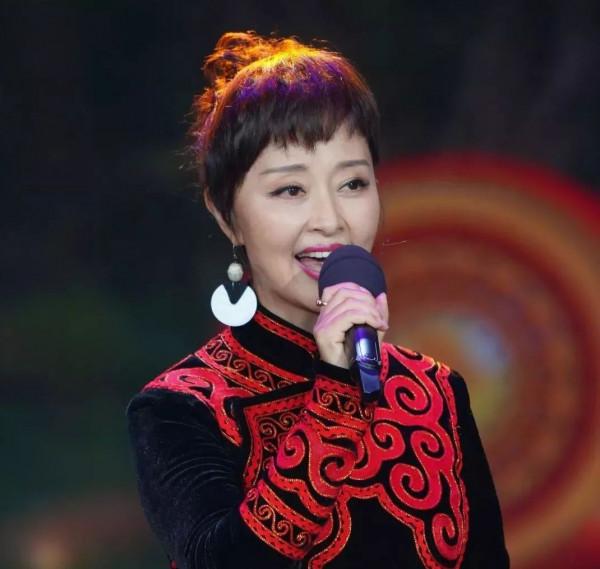 著名的彝族歌手除了吉克雋逸,還有這位年近60歲的美麗歌者 著名的彝族歌手除了吉克雋逸,還有這位年近60歲的美麗歌者