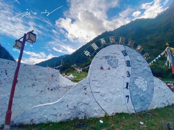 西藏昌都的神奇道場,位於317國道旁,據說在此打坐能感應全世界 西藏昌都的神奇道場,位於317國道旁,據說在此打坐能感應全世界