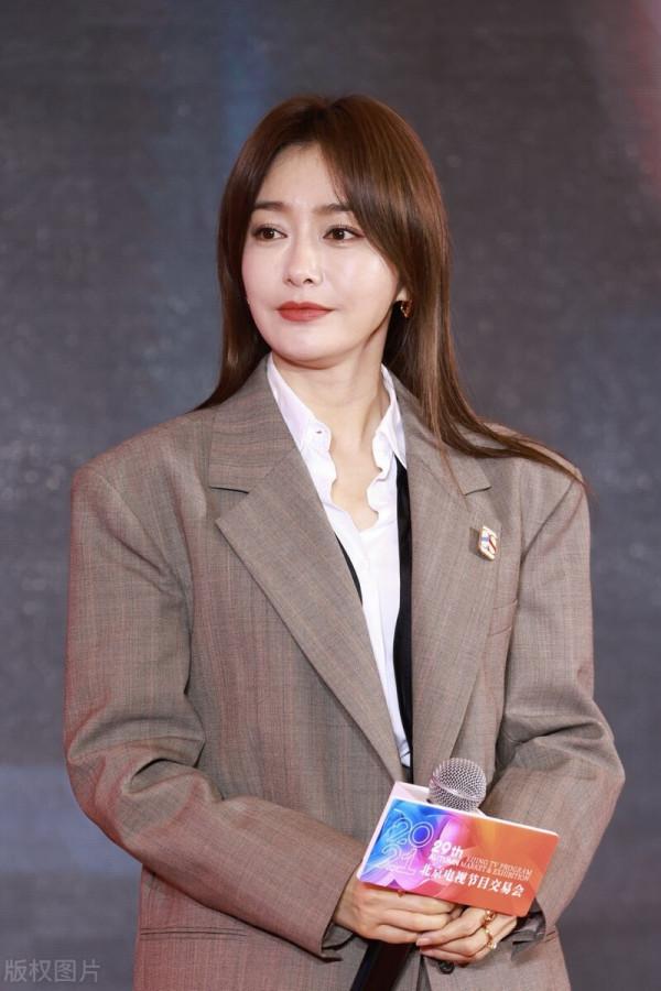 秦嵐亮相第29屆北京電視節目交易會,穿灰色西裝套裝秀大長腿 秦嵐亮相第29屆北京電視節目交易會,穿灰色西裝套裝秀大長腿
