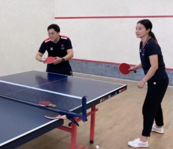 郭晶晶夫婦陪兒子打球，穿情侶裝混雙，腳踩幾十元國產鞋太節儉