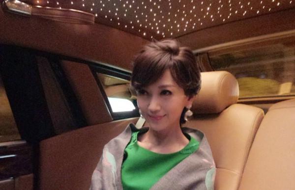 趙雅芝座駕曝光!一輛車用20多年,老公甘願當司機? 趙雅芝座駕曝光!一輛車用20多年,老公甘願當司機?